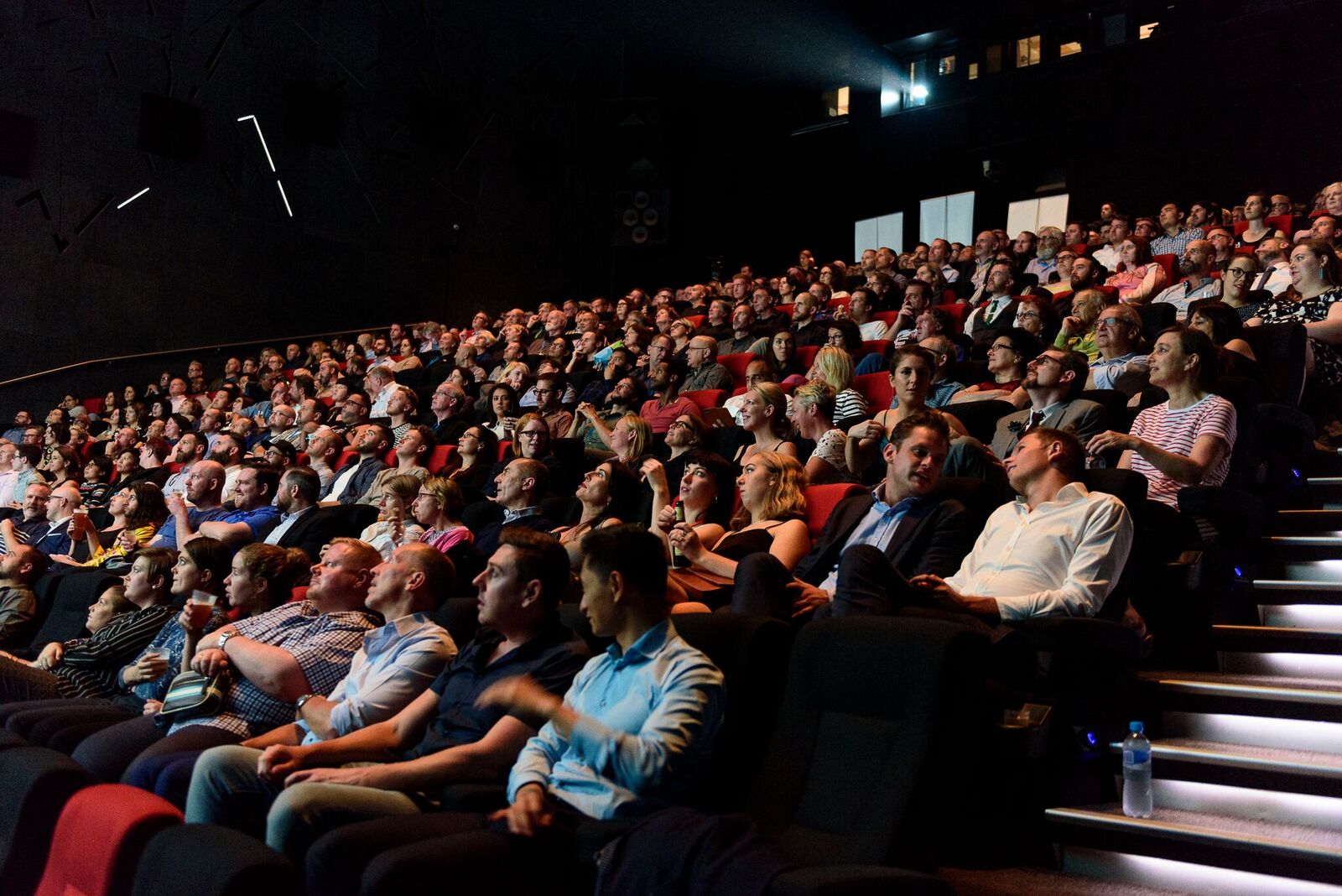 Αποτέλεσμα εικόνας για crowd at cinema